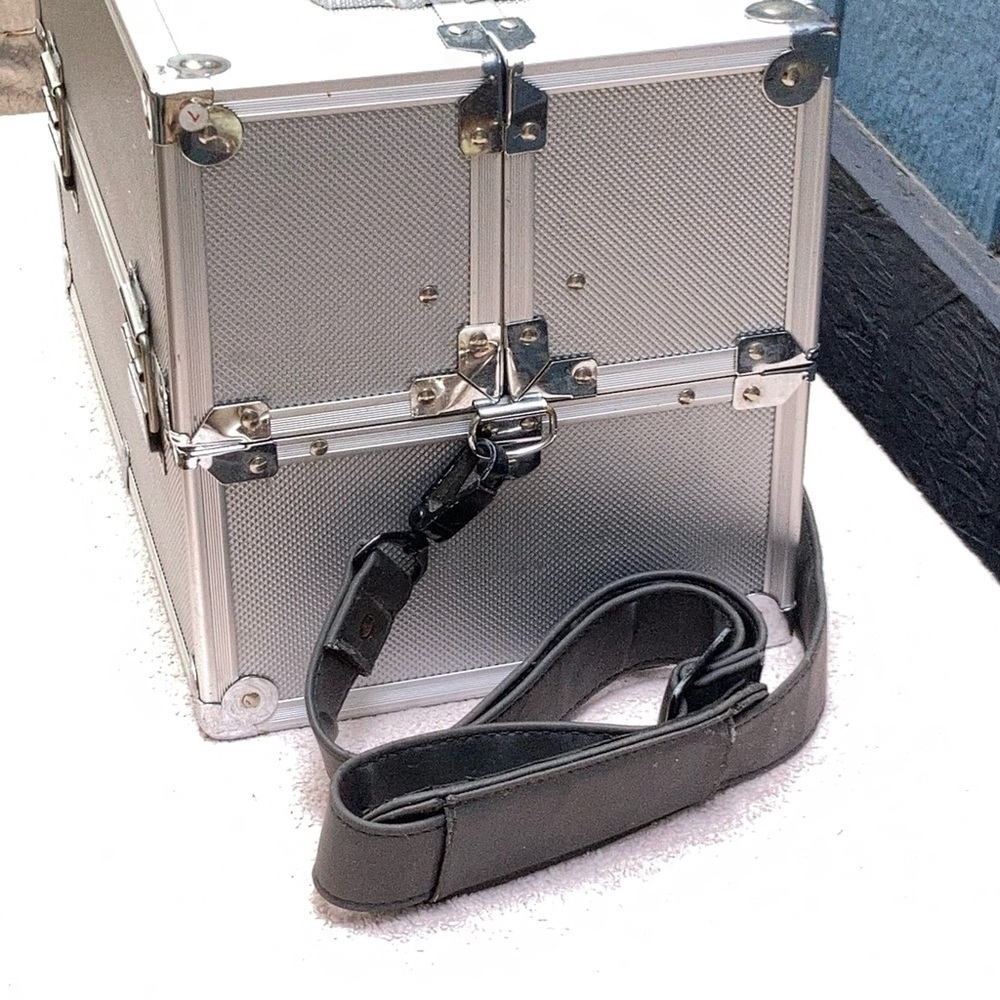 Large Expanding Makeup/Cosmetic/Tool/Tackle Box Case w/Shoulder Strap-Silver - Picture 5 of 11